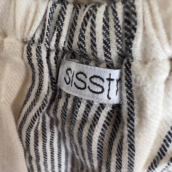 Overall style romper- great for summer! - Picture 4 of 4